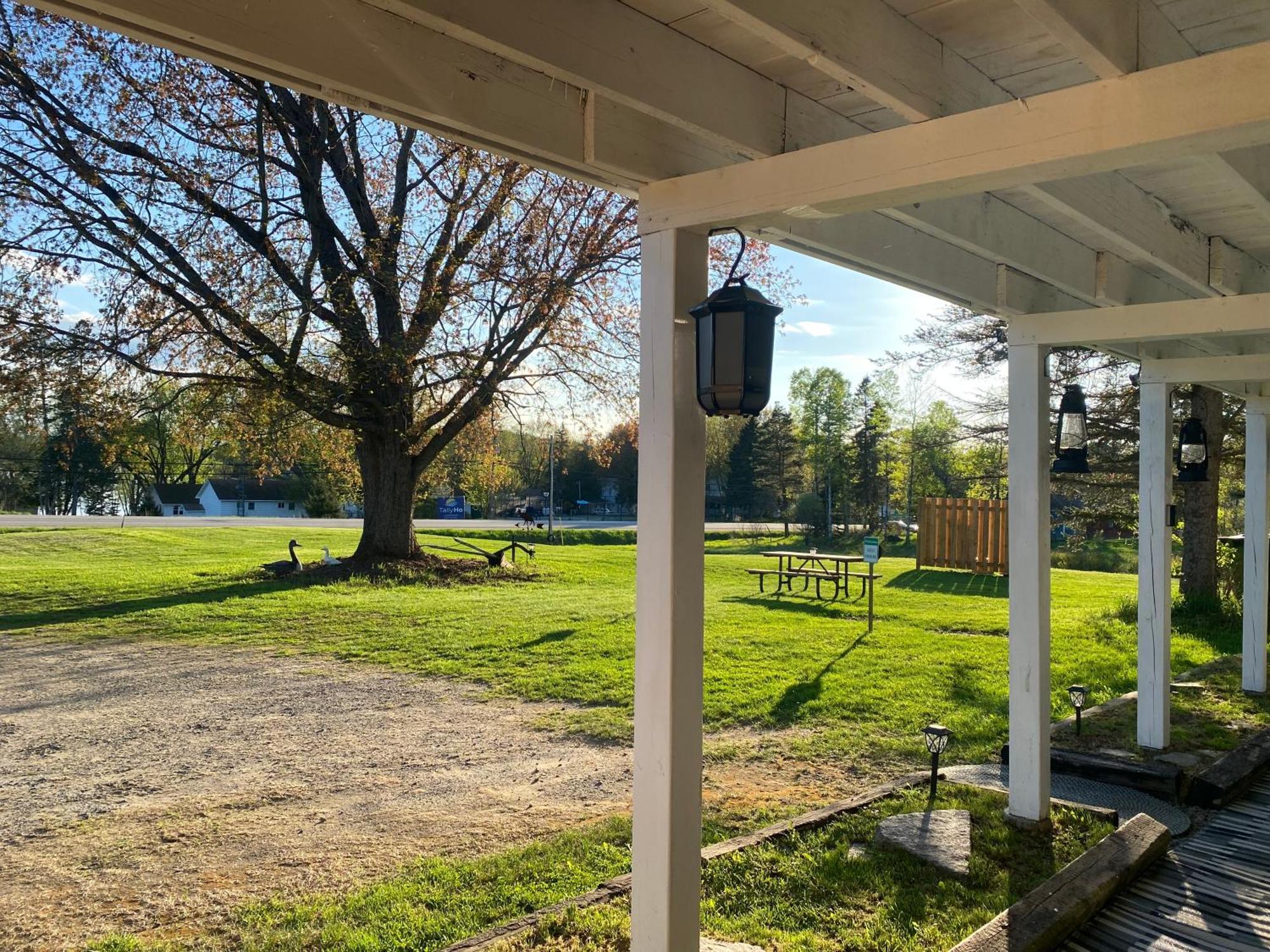 Our Place Up North Bnb Хънтсвил Екстериор снимка
